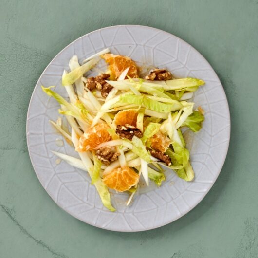 Chicorée-Salat mit Walnüssen und Mandarinen