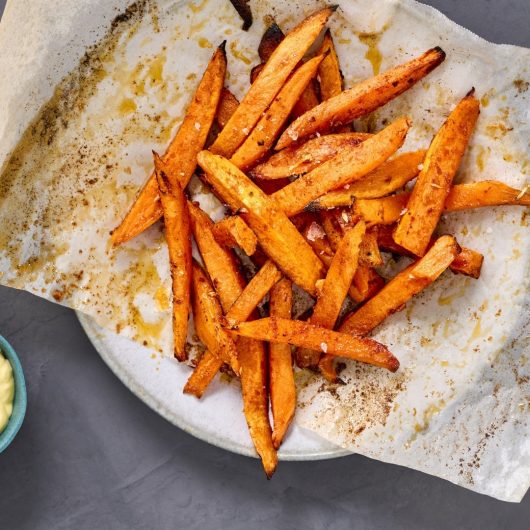 Süßkartoffel-Pommes mit Zitronen-Mayonnaise