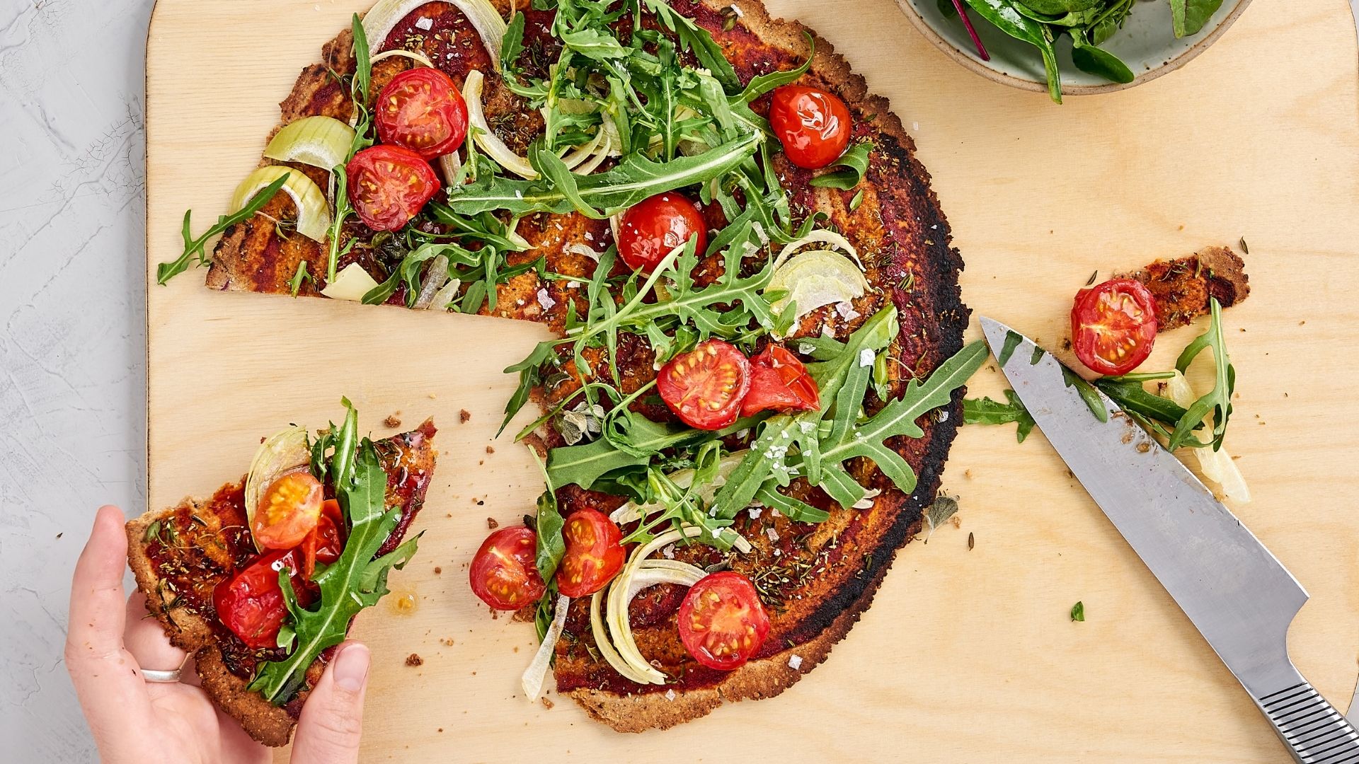 Artgerechte Pizza mit Rucola, Tomaten & Salat