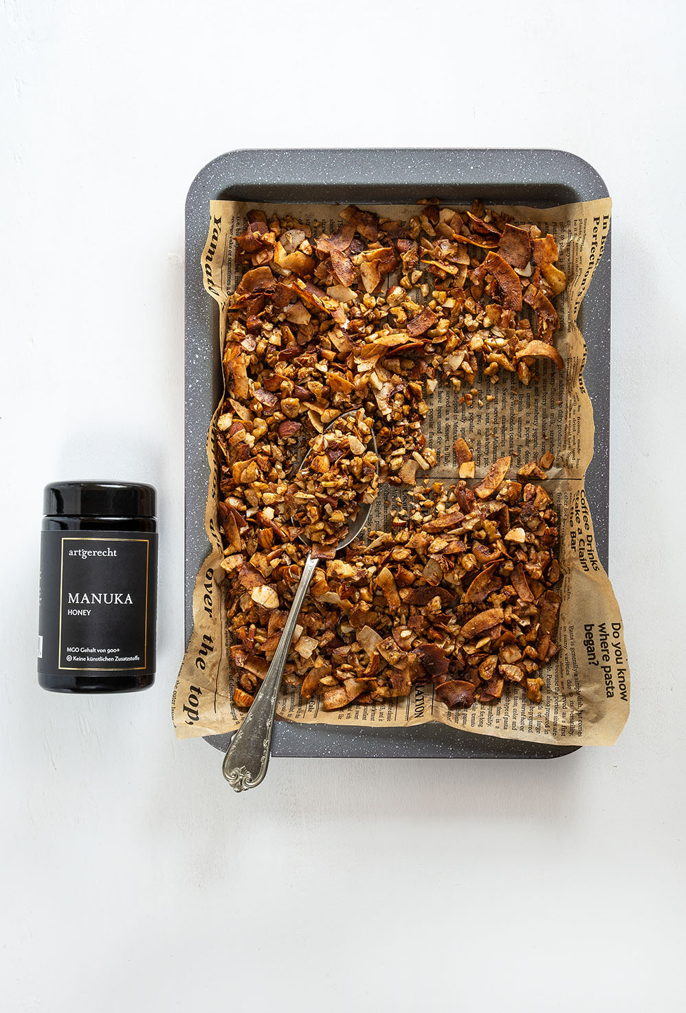 Naturbelassenes Granola mit Walnüssen, Kokoschips und Honig