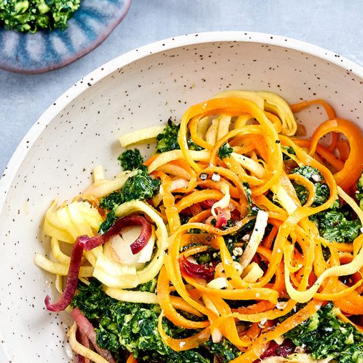 Gemüsespaghetti mit Pesto