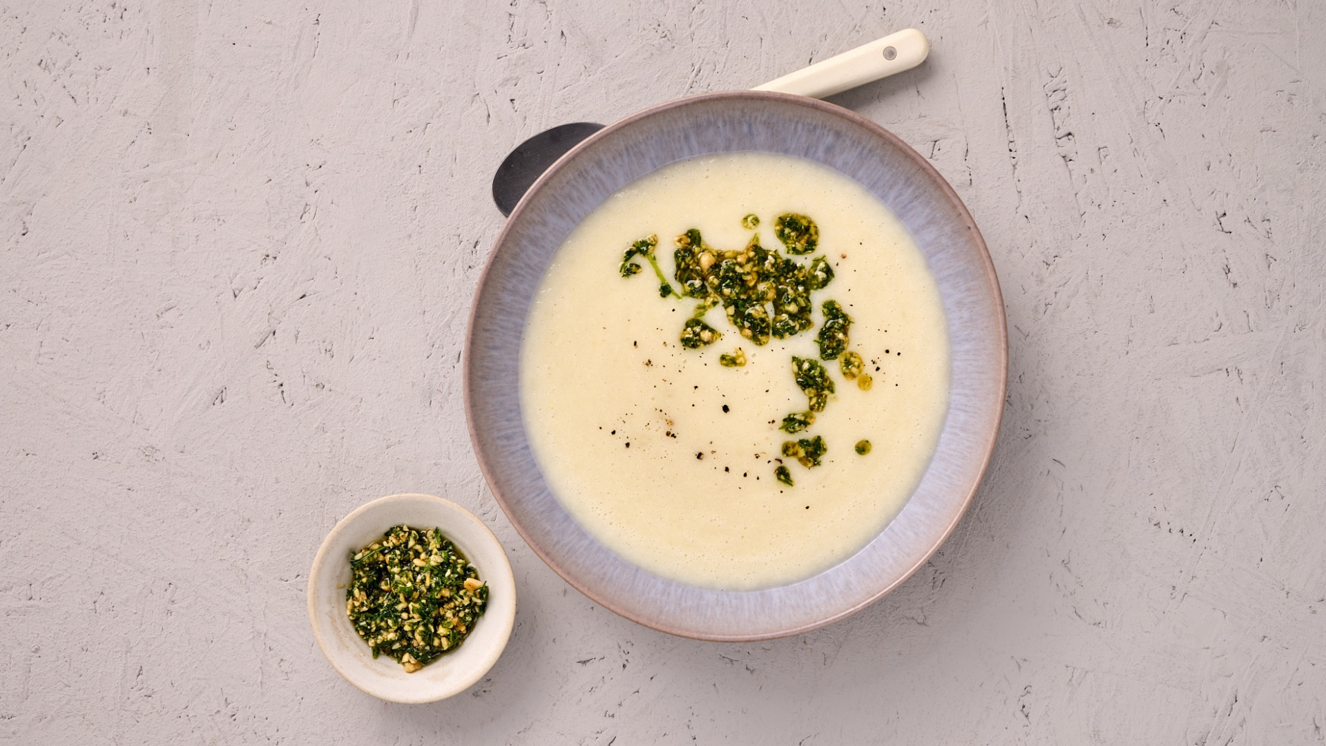 Spargelcremesuppe mit Nuss-Pesto