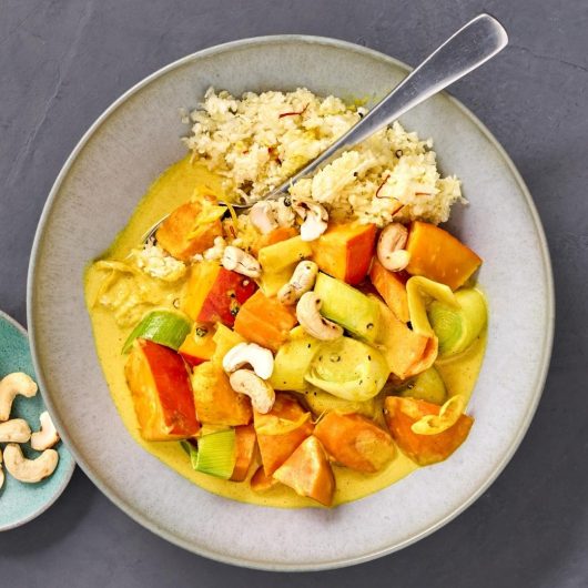 Gemüse-Curry mit Kurkuma und Ingwer und Safran-Blumenkohlreis