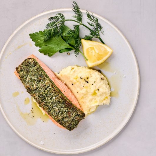 Lachs mit Kräuterkruste und Pastinakenpüree