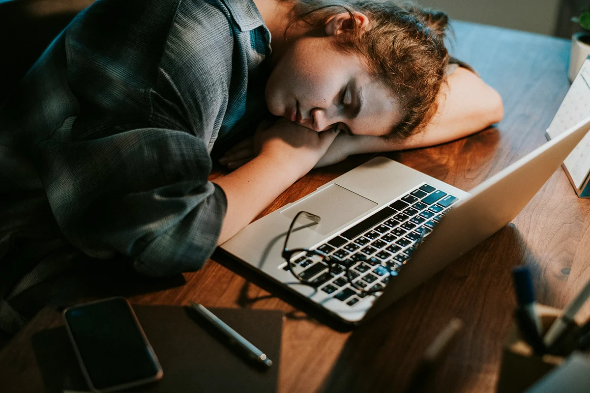 Chronisches Fatigue-Syndrom (ME/CFS): Symptome, Diagnose und Therapie
