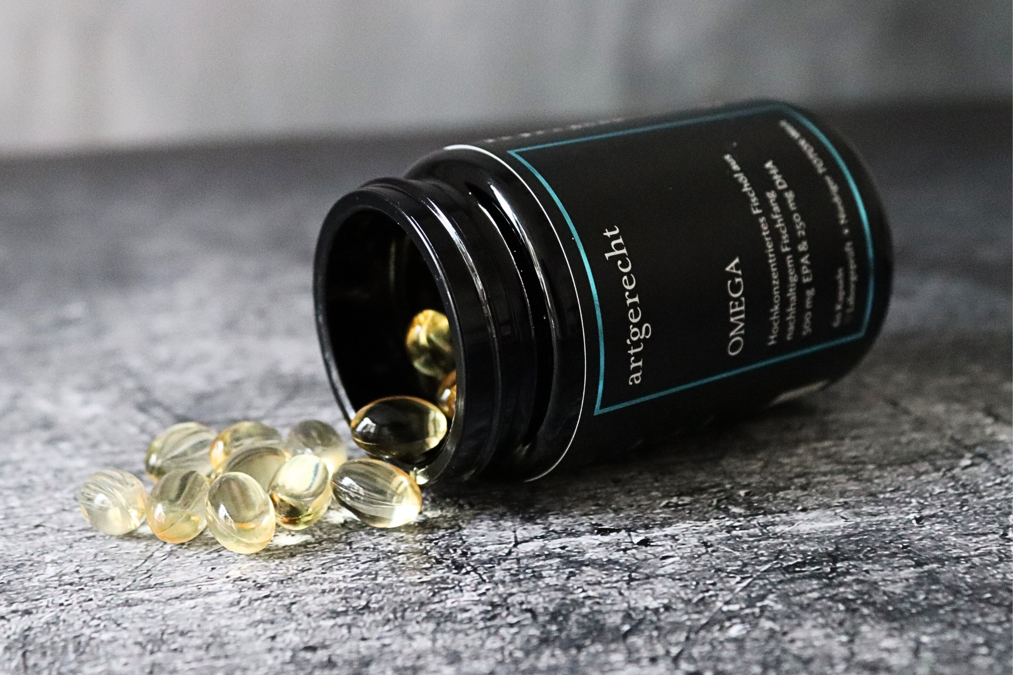 Omega-3-fettsaeuren-dha-epa-glas-liegen