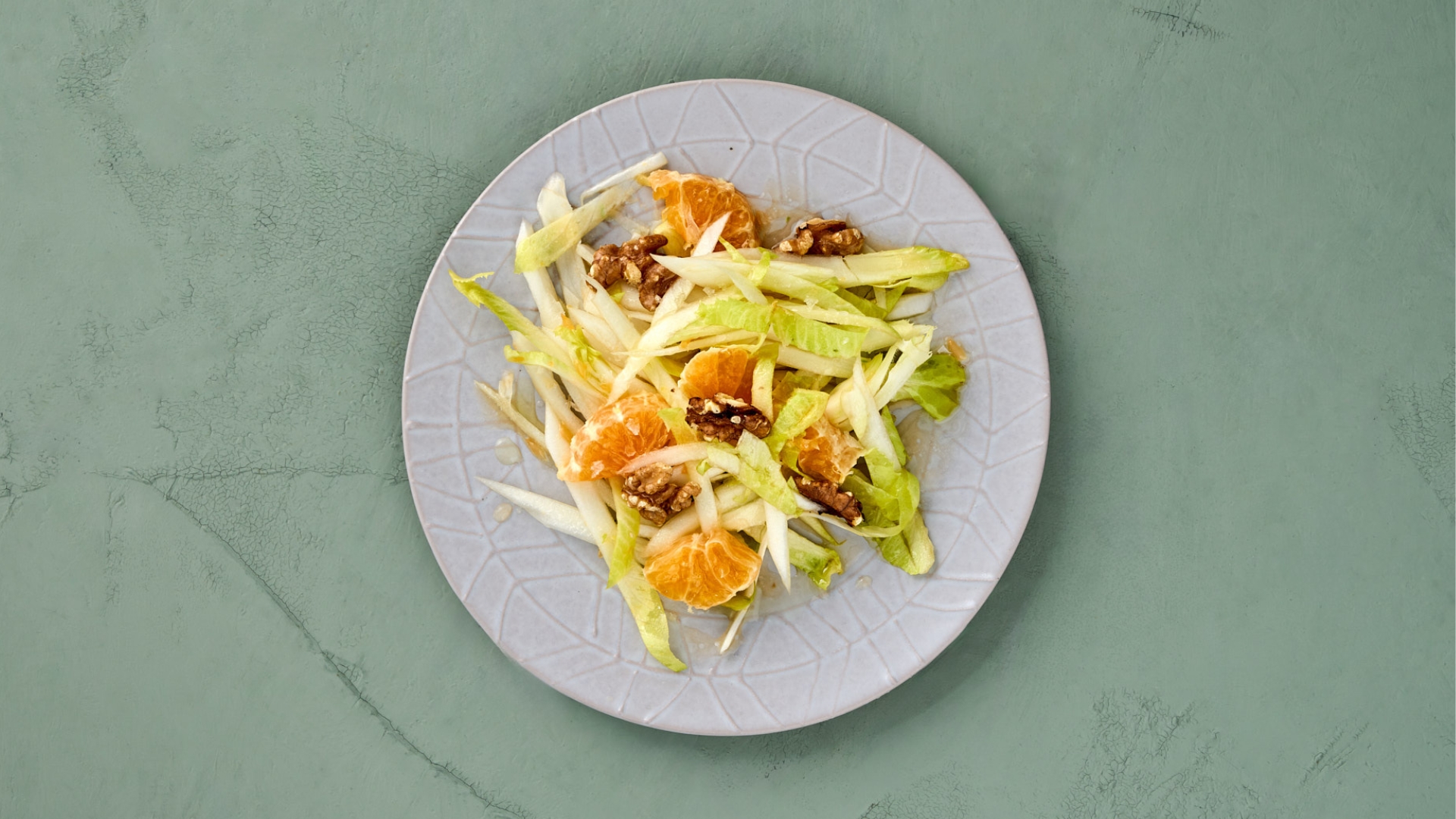 Chicorée-Salat mit Walnüssen und Mandarinen