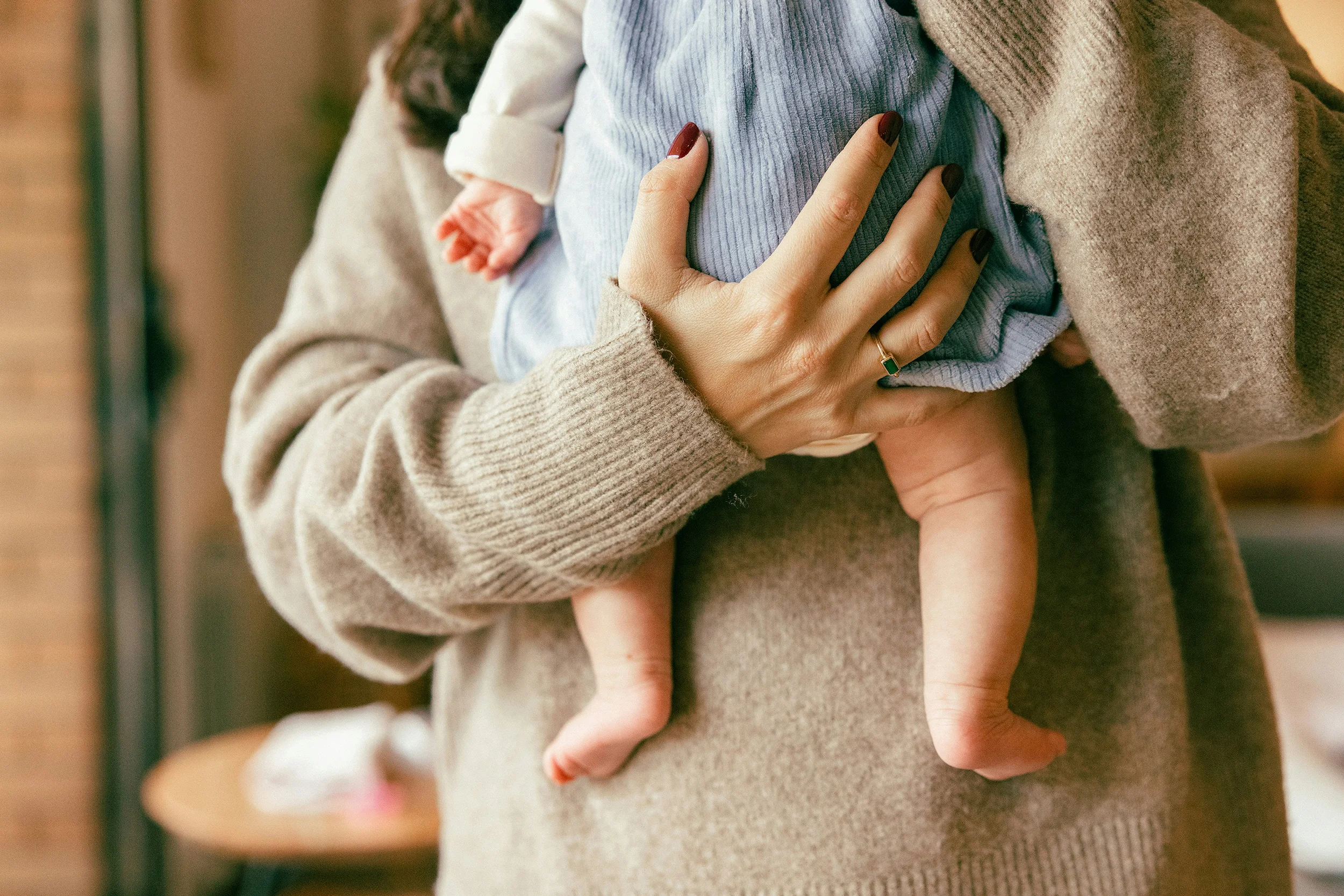 Baby spuckt viel: Was ist normal und wann sollte man zum Arzt?