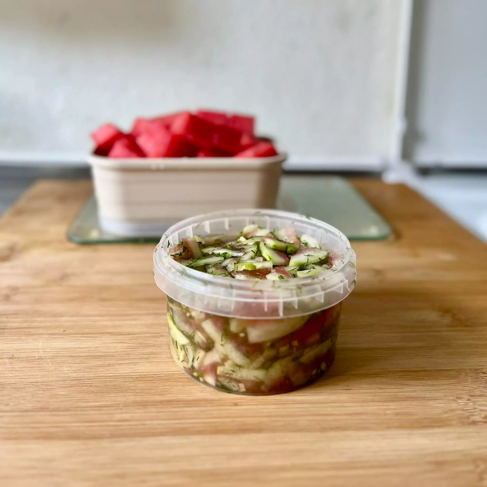 Ein Dose mit fermentierten Wassermelonenschalen, verfeinert mit Dill, Fenchel und Ingwer.