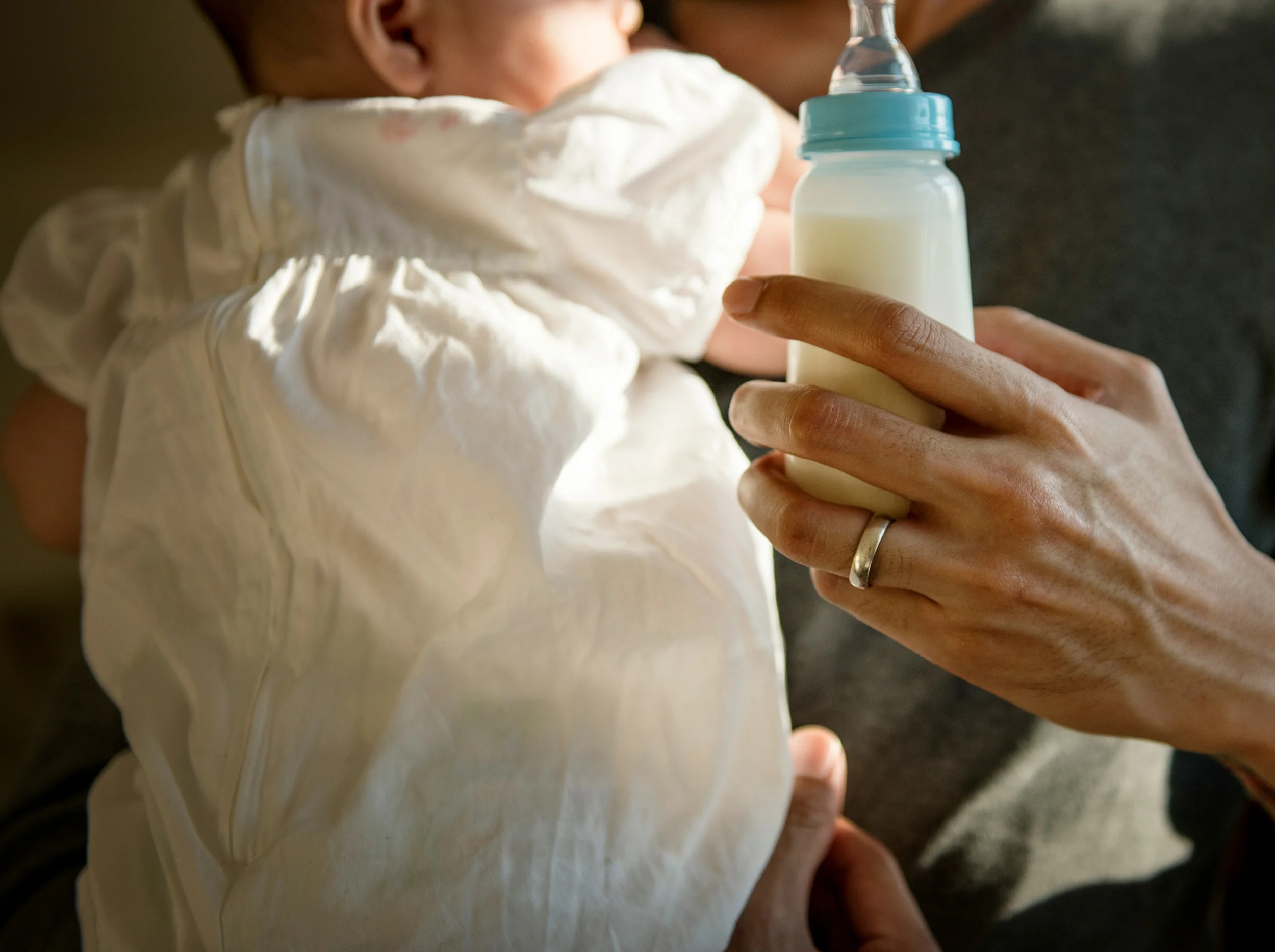 How Much Formula Does a Baby Need? Feeding Amounts and Guidelines
