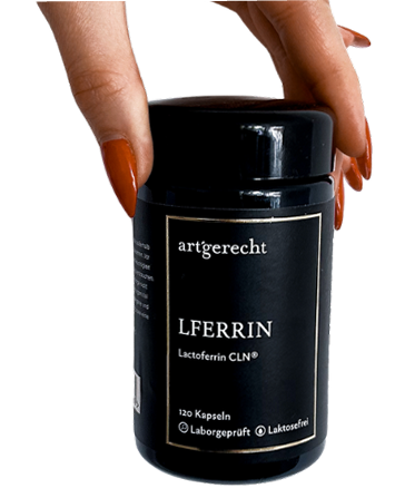 Hand hält ein Lactoferrin Glas