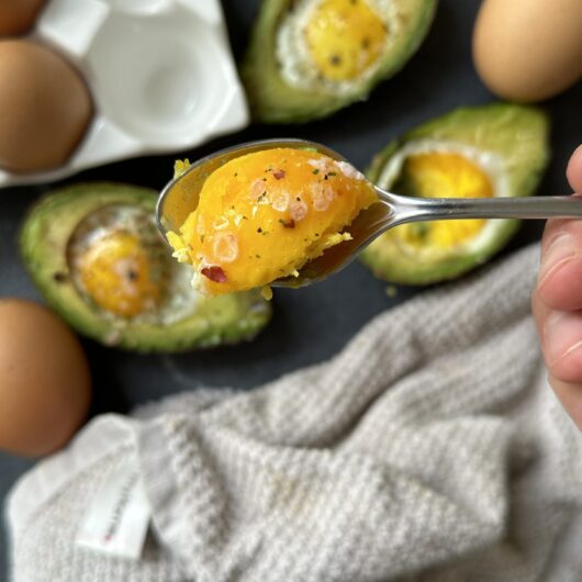 Avocados gefüllt mit Eiern