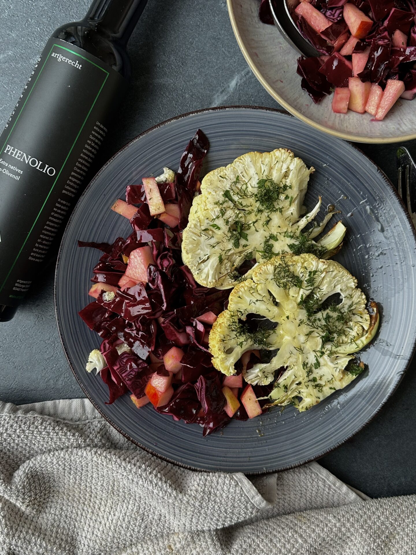 Vegetarische gebackene Blumenkohlsteaks in Kräuterkruste mit Rotkohlsalat