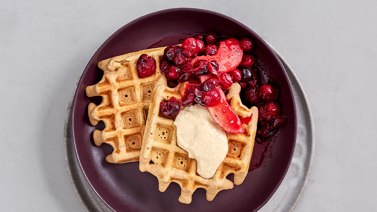 Waffeln mit Kompott und Cashew-Sahne