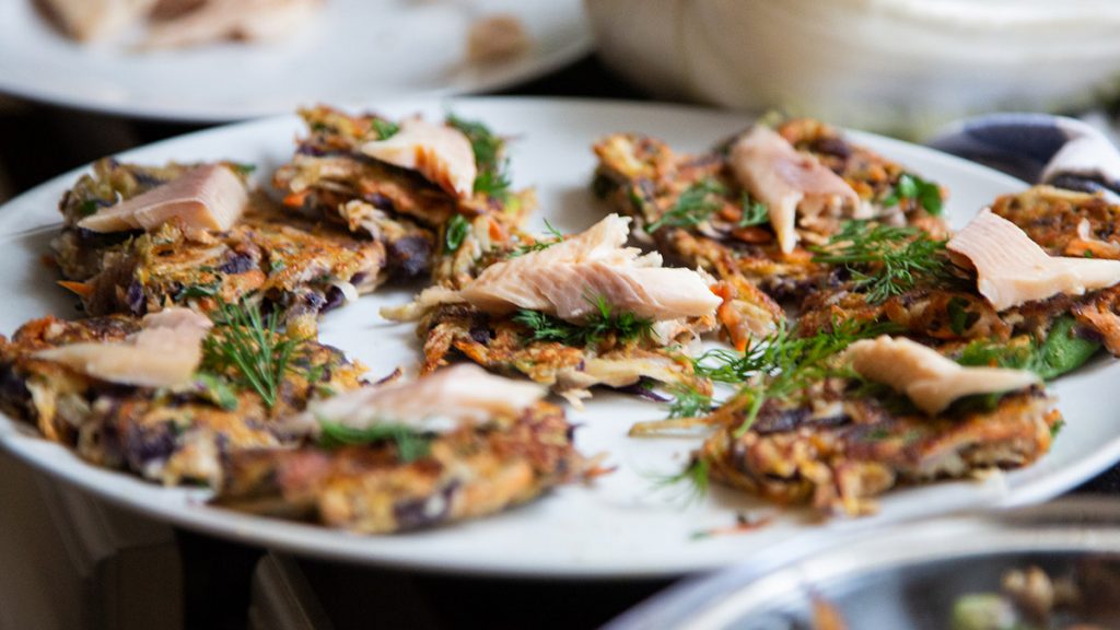 Eine ausgewogene, artgerechte Ernährung ist hilfreich, um gegen Symptome einer Allergie vorzugehen, denn sie unterstützt das innere Gleichgewicht der Darmflora. Hier: Gemüsepuffer mit geräucherter Forelle - dazu passt Wildkräutersalat.