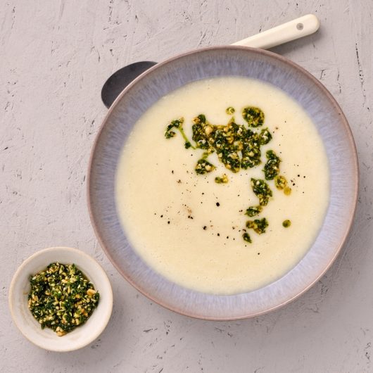 Spargelcremesuppe mit Nuss-Pesto