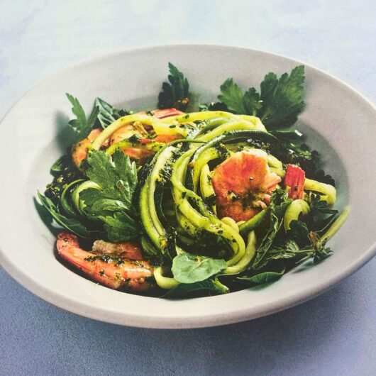 Gemüse-Spaghetti mit Minzpesto und Garnelen