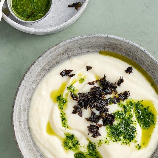 Blumenkohlsuppe mit Dulse-Algen und Petersilien-Öl