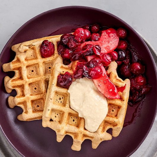 Waffeln mit Kompott und Cashew-Sahne