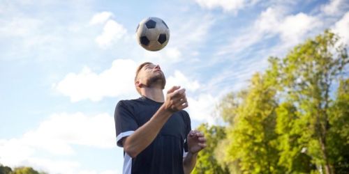 Kopfbälle im Fußball können gefährlich sein