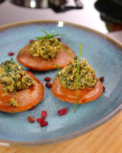 artgerecht präsentiert - Kochen mit Thore - Blinis mit Karottengrün-Pesto