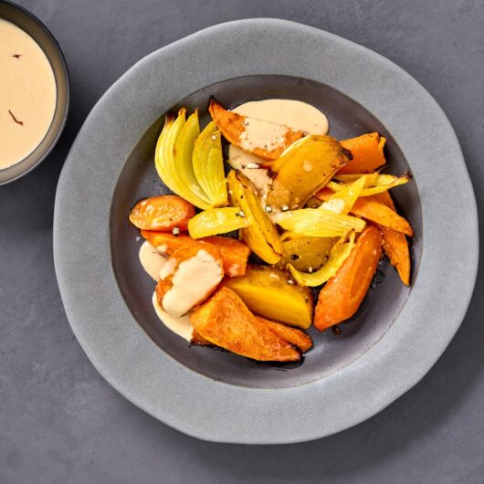 Orangenes Ofengemüse mit Kurkuma und Ingwer und Safran-Tahini-Dip  