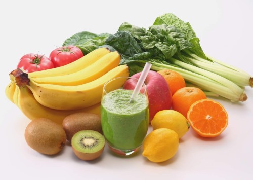 Frisches Obst und Gem&uuml;se mit gr&uuml;nem Smoothie. Typische Low-FODMAP-Lebensmittel wie Bananen, Kiwi, Spinat, Tomaten und Zitrusfr&uuml;chte.