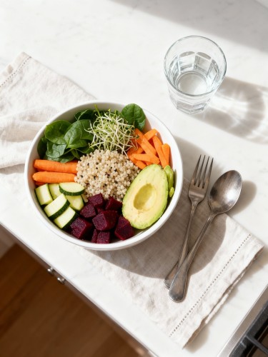 Eine bunte Buddha Bowl mit Quinoa, Avocado, Rote Beete, Karotten, Zucchini und Sprossen – gesund und basisch zubereitet.