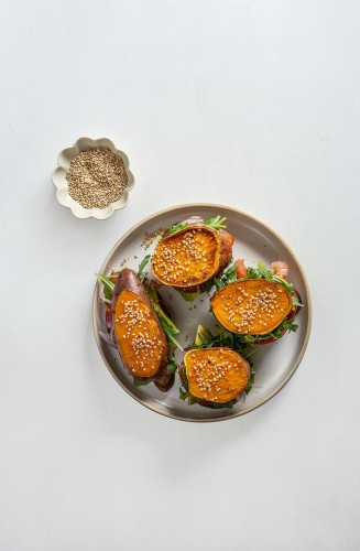 Vegane S&uuml;&szlig;kartoffel-Burger mit Zucchini-Patties, Avocado und Tahini-Sauce