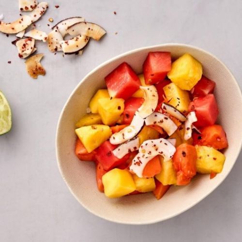 Obstsalat mit Kokoschips, Chili, Salz und Limette