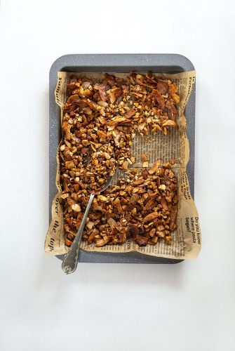 Crispy granola with walnuts, coconut chips and aromatic Manuka honey.